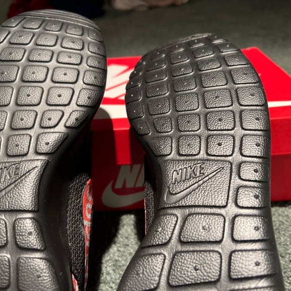 NIB CUSTOM MADE NIKE BLACK & RED ROSHE ONE SUPREME - Picture 9 of 11